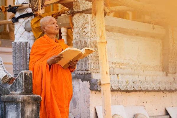 Munkar i Thailand läser böcker — Stockfoto