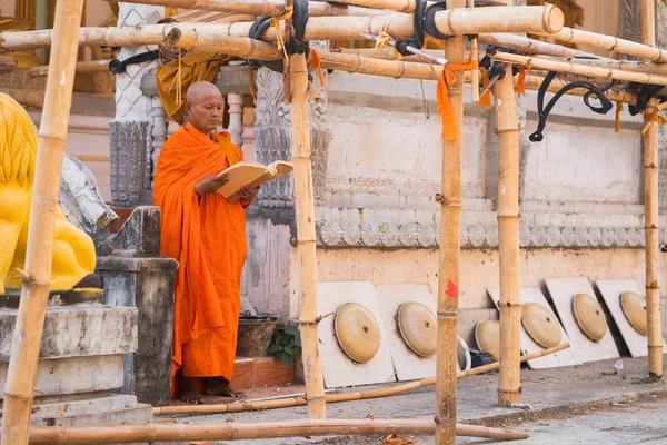 Monks in Thailand are reading books — Stock Photo, Image