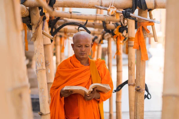 Monges na Tailândia estão lendo livros — Fotografia de Stock