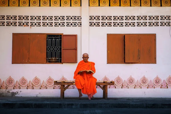 Μοναχοί στην Ταϊλάνδη ανάγνωση βιβλίων — Φωτογραφία Αρχείου