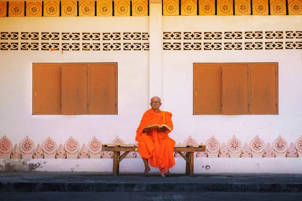 Les moines en Thaïlande avec un livre — Photo