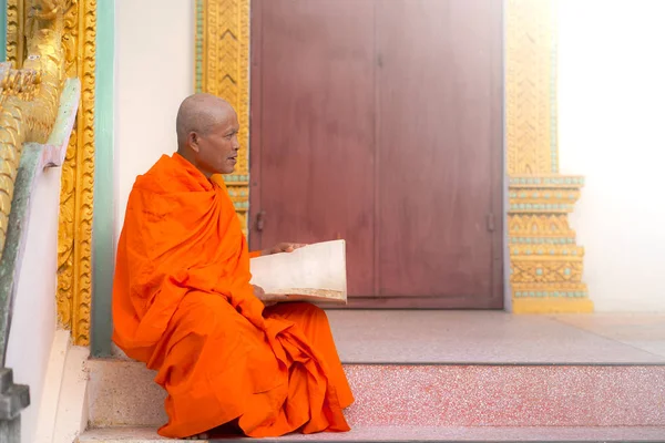 Monges na Tailândia estão lendo livros — Fotografia de Stock