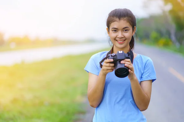 Portret van mooi meisje in blauw t-shirt en jeans glimlachend wit — Stockfoto