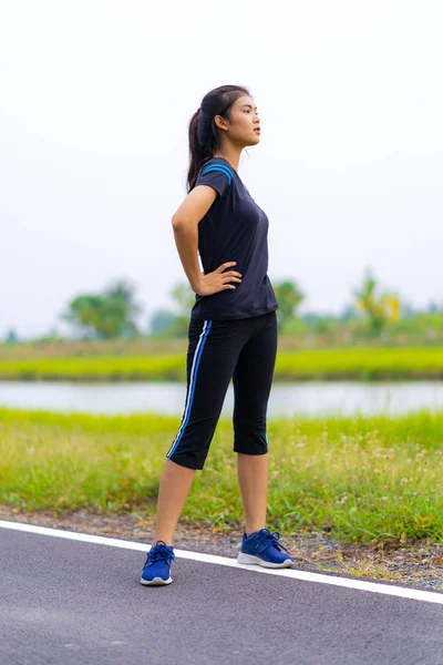 Portret van mooi meisje in sportkleding glimlachen tijdens de oefening — Stockfoto