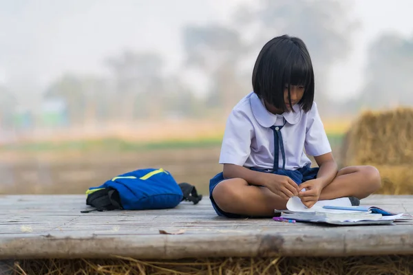 Aziatische student in uniforme studeren aan platteland van Thailand — Stockfoto