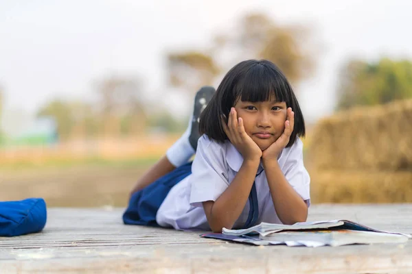 Estudiante asiática en uniforme estudiando en el campo de Tailandia —  Fotos de Stock