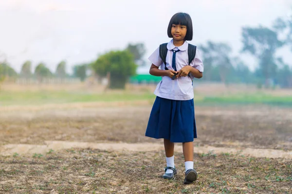 Estudiante asiática en uniforme estudiando en el campo de Tailandia —  Fotos de Stock