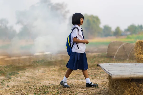 Aziatische student in uniforme studeren aan platteland van Thailand — Stockfoto