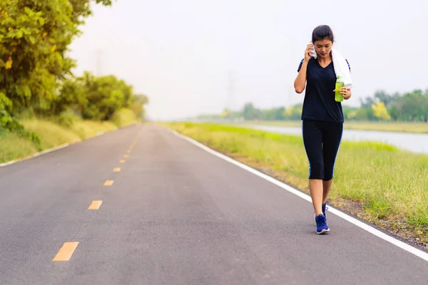 Chica deportiva, Mujer corriendo por la carretera, Fitness saludable mujer traini — Foto de Stock