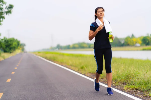 Sportovní dívka, žena běží na silnici, zdravé fitness žena traini — Stock fotografie