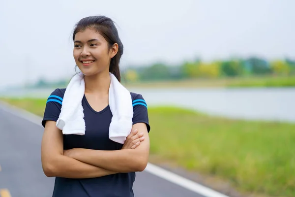 Retrato de hermosa chica en ropa deportiva sonriendo durante el ejercicio — Foto de Stock