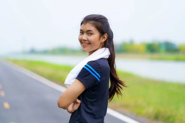 運動中に笑みを浮かべてスポーツウェアで美しい少女の肖像画 — ストック写真