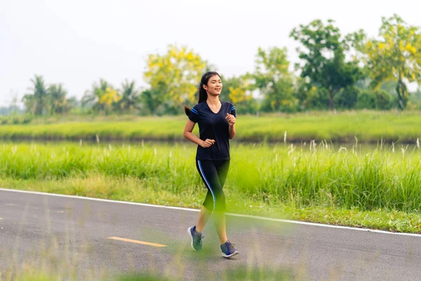 Sportovní dívka, žena běží na silnici, zdravé fitness žena traini — Stock fotografie