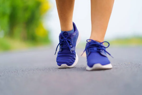 Kvinna fötter körs på road, friska fitness kvinna utbildning — Stockfoto