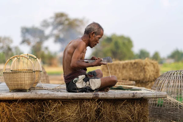 Älterer Mann und Bambushandwerk, Lebensstil der Einheimischen in Thailand — Stockfoto