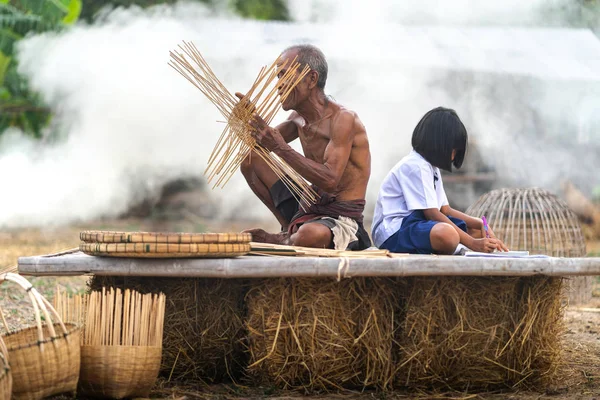 Öğrenci kız, yaşam tarzı ile yaşlı adam ve bambu el sanatları — Stok fotoğraf