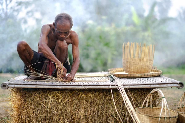 Anciano y artesano de bambú, estilo de vida de los lugareños en Tailandia —  Fotos de Stock