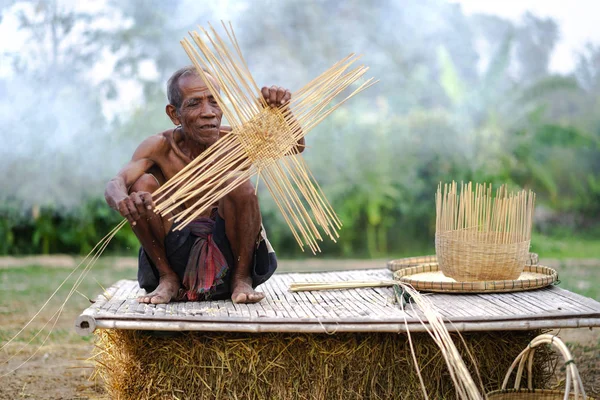 Anciano y artesano de bambú, estilo de vida de los lugareños en Tailandia —  Fotos de Stock