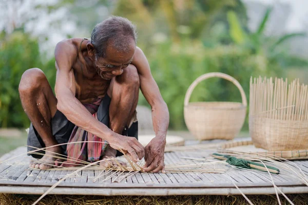 Älterer Mann und Bambushandwerk, Lebensstil der Einheimischen in Thailand — Stockfoto