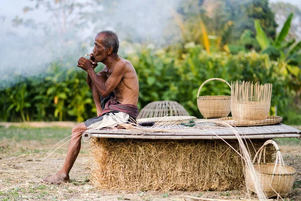 İhtiyar bir adamın yaşam tarzı bir halk el sanatları bambu — Stok fotoğraf