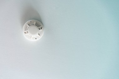 Yangın dedektörü, duman dedektörü tavanda duman