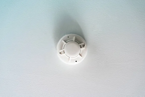 Детектор дыма, детектор дыма на потолке — стоковое фото