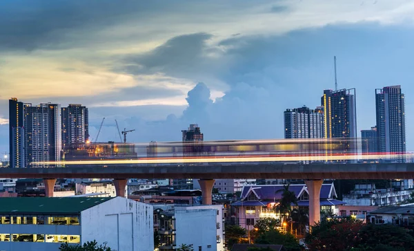 Linha de luz do Skytrain no centro da cidade com céu azul e cl — Fotografia de Stock