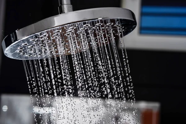 Primer plano de agua que fluye de la ducha en el baño —  Fotos de Stock
