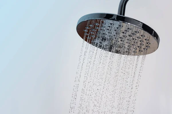 Närbild av vatten som rinner från dusch i badrum — Stockfoto