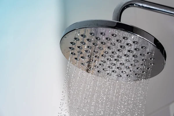 Close up van Water die voortvloeien uit de douche in de badkamer — Stockfoto