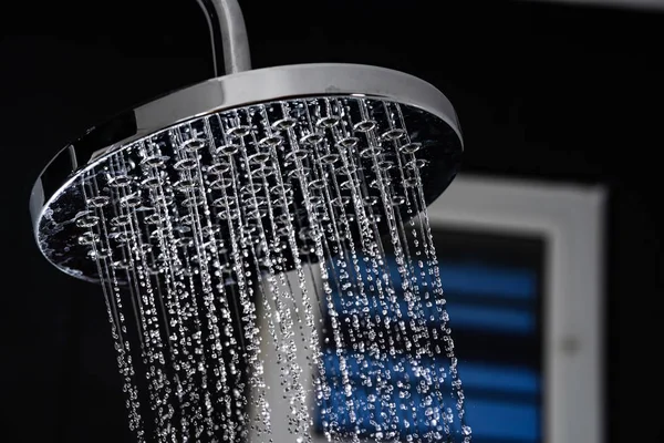 Close up van Water die voortvloeien uit de douche in de badkamer — Stockfoto