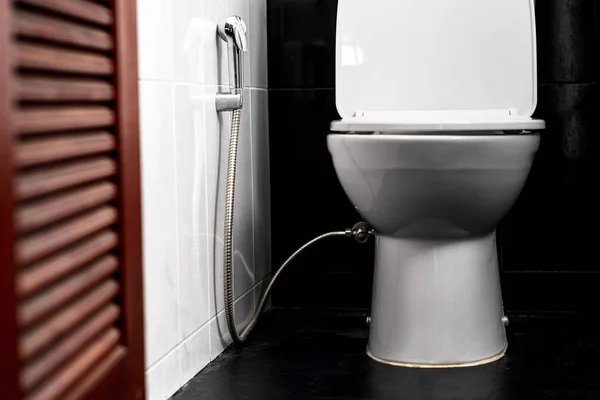 Vit WC-skål i ett badrum i ett privat hem — Stockfoto