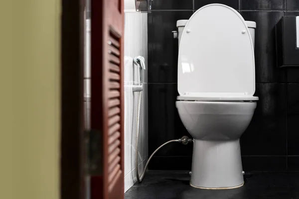 Witte wc-pot in een badkamer van een privé-woning — Stockfoto