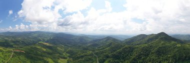 Yüksek dağ manzarasının İHA 'sından panoramik hava görüntüsü 