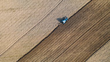 Tarlada çalışan tarım traktörü araçlarına en iyi görünüm