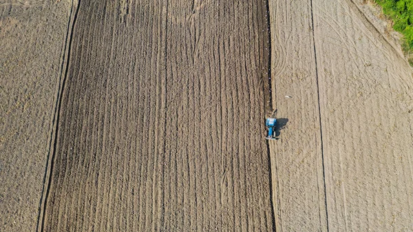 Vista superior de los tractores agrícolas que trabajan en el campo — Foto de Stock