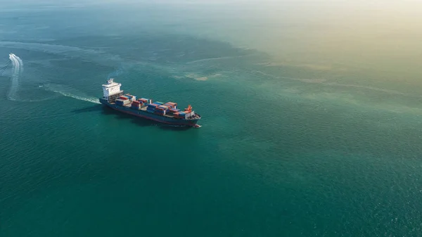 Крупные контейнерные грузовые суда на экспорт и импо — стоковое фото