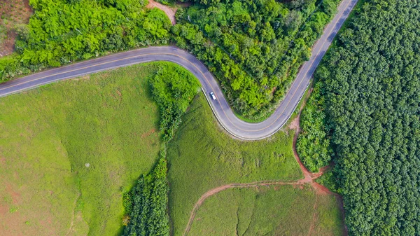 Widok z lotu ptaka na wiejską drogę, widok z drona — Zdjęcie stockowe