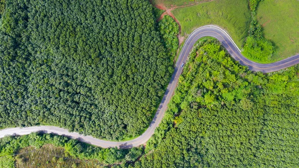 Kırsal bölgedeki kırsal yolun havadan görünüşü, insansız hava aracı görüntüsü — Stok fotoğraf