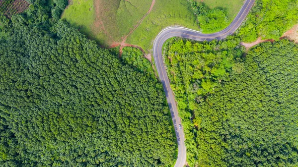 Kırsal bölgedeki kırsal yolun havadan görünüşü, insansız hava aracı görüntüsü — Stok fotoğraf