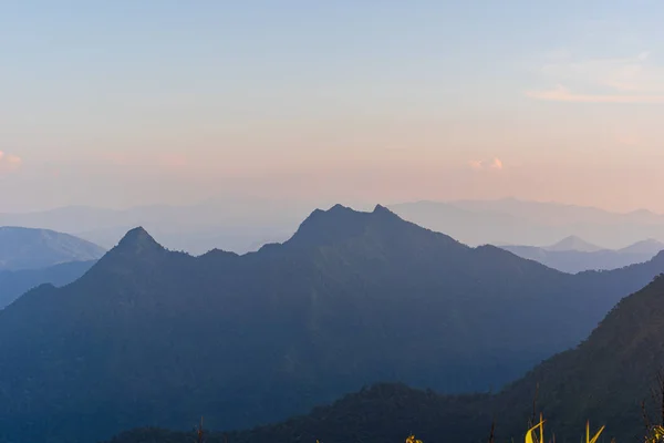 Yüksek açılı bakış açısı dağların ve ormanın üzerinde gün batımı — Stok fotoğraf