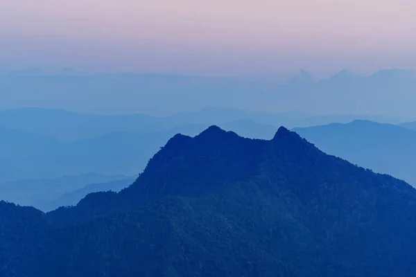 Yüksek açılı bakış açısı dağların ve ormanın üzerinde gün batımı — Stok fotoğraf