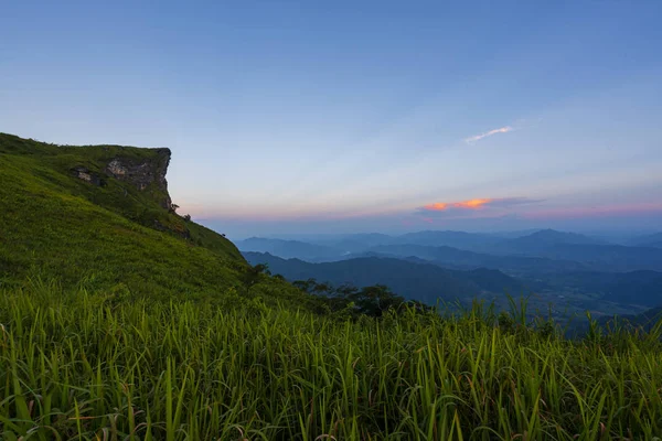 Hoge hoek uitkijkpunt zonsondergang over bergen en bos — Stockfoto