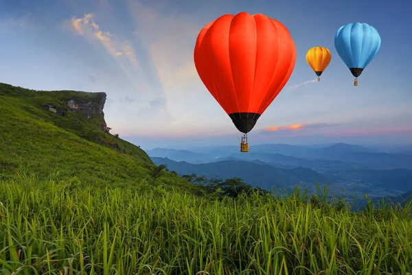 Balão no céu crepúsculo sobre o ponto de vista altas montanhas ao pôr do sol — Fotografia de Stock