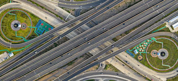 Vista aérea de la autopista, carretera de enlace de la ciudad de transporte con ca — Foto de Stock