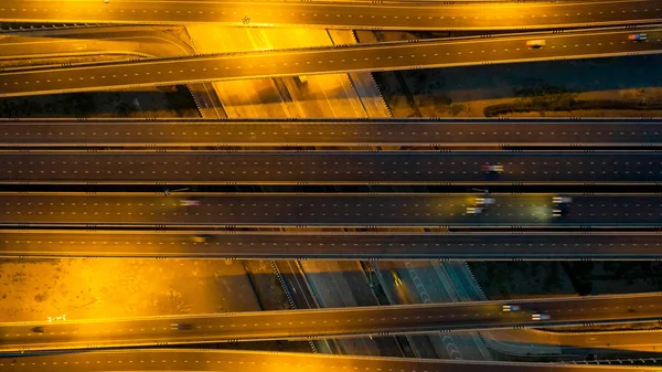 Vista aérea de la autopista, carretera de enlace de la ciudad de transporte con ca —  Fotos de Stock