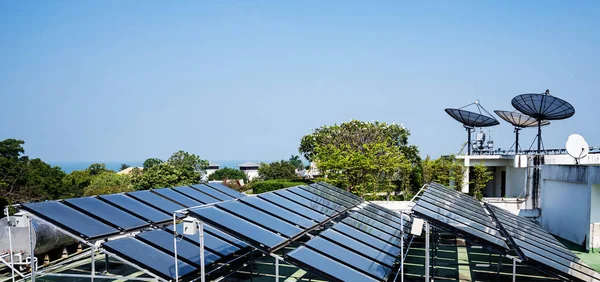 Vista aérea de las células solares en el techo — Foto de Stock