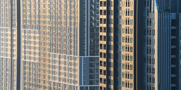 Arka planda yeni modern bina inşaatı ile yan görünüm — Stok fotoğraf