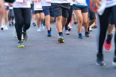 Maraton koşuyor insanlar gün doğarken yolda.