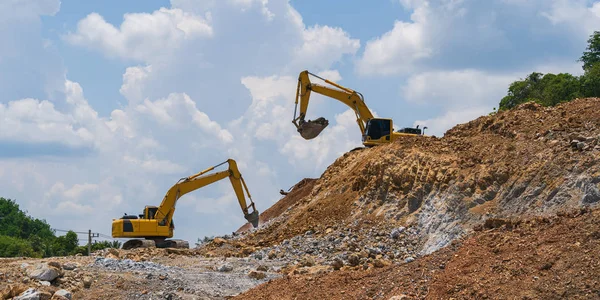 Excavator working outdoors under blue sky — 스톡 사진